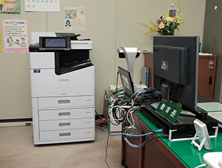 教育長室に設置されたLX-10000Fは現在も様々な用途に活用中