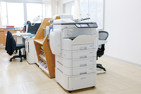島田第四小学校では事務室内にPX-M7070FXを設置