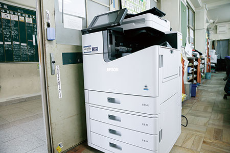 職員室の入口脇にLX-10050MFを設置 印刷室まで行かずに自席のPCから直接印刷がかけられる（砂川小学校）