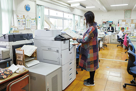 職員室内にLX-10050MFとPX-M7080FXを設置、さまざまな印刷やスキャンに活用