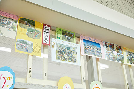 年間行事の掲示物ではタブレットで撮影した写真の印刷出力を貼付けて制作