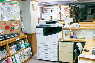 中学校の図書司書室にも、LX-10050MFが配置され、資料のカラーコピーなどに活用
