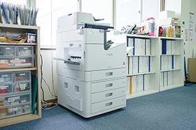 教育委員会事務局内には、LX-10050MFを2台設置し、さまざまな印刷に活用