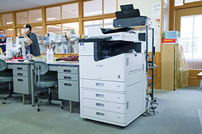 職員室にLX-10050MF×2台を設置、デスクの端末からネットワーク印刷が可能