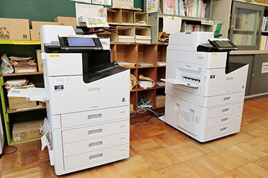 印刷室にあった印刷機を撤去して そこに2台のLX-10050MFを並べて配置