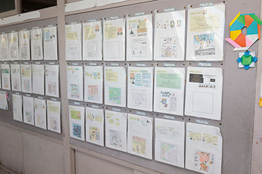タブレットPCを使って制作した 児童のレポート作品なども廊下に掲示
