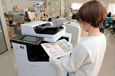 LX-10050MFを職員室に設置。必要な時に すぐに印刷、コピー、スキャンが可能