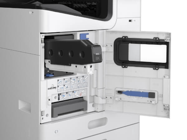 機体前面のカバーを開けたイメージ