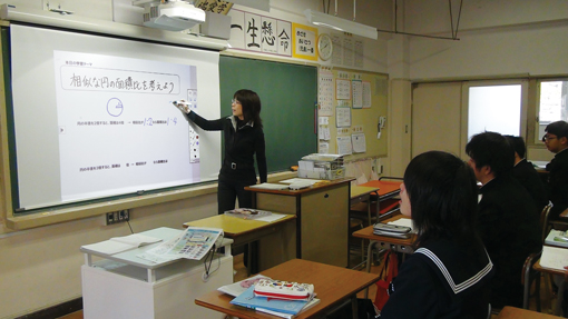 桑田先生の授業の様子。黒板の幅の約半分がスクリーンで覆われるが電子黒板とチョークでの板書が併用できる。