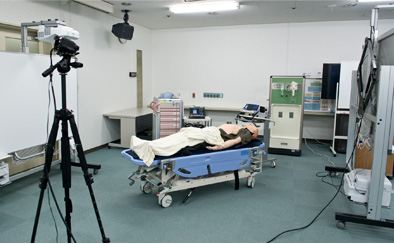 医療シミュレーションの研修では、センター室内に疑似病室を組み立てて演習を行う。医療設備が多いため、ITやAV機器は少しでも少なくして効率化を図った。