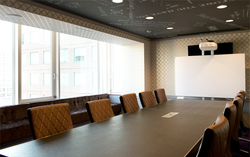 ラウンジ併設のN1ミーティングルームに「EB-1410WT」は設置されている。