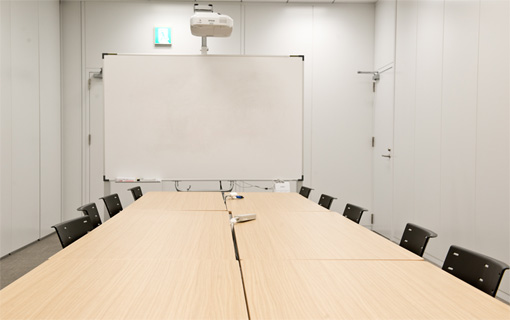 会議室に設置された「EB-1410WT」。四半期に1回、4つの会議室をつなげて集会を行うことがあるため、壁や天井に固定しないボード一体型が導入されている。