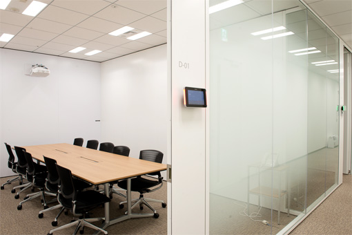 正面はもちろん、側面の壁もホワイボードとして利用できる会議室。インタラクティブ機能付プロジェクター「EB-1410WT」は全会議室に設置されている。