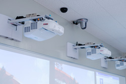 アクティブ・ラーニング室に3台連動で設置されたエプソンのインタラクティブ機能付プロジェクター。黒板の板書に慣れた学生には、ICT機器を使った教室自体がモチベーションアップにもつながっている。