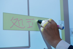 3台連動により、問題と解答だけでなく過程も同時に表示できるため、学生が理解しやすい授業が展開できる。ホワイトボード機能により、学生にブランク問題を解かせることも容易にできる。