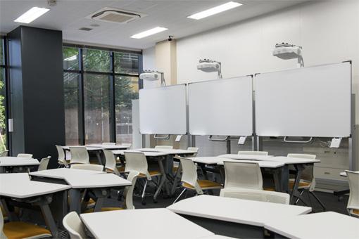 一般教室にも設置されたエプソンのインタラクティブ機能付プロジェクター。グループワークなどで活用されている。