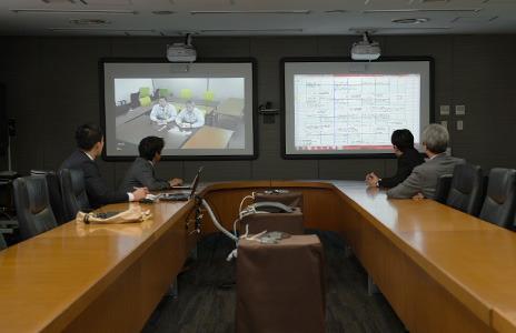 鶴見事業所と京浜事務所、府中事務所間の3局会議も可能。鶴見事業所は同様の会議室が複数あり、事業所内で多人数の会議も可能。