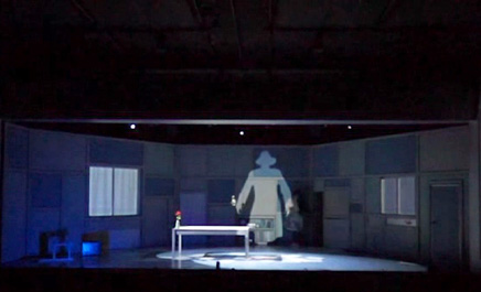 舞台上で主人公と映像により表現された影が戦うシーン。映像と役者の動きの連携により実現した、新しい映像表現となった。