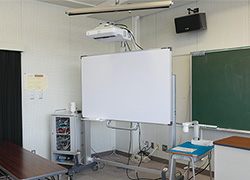 視聴覚室に電子黒板、書画カメラ、タブレットなどを設置