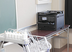壁際にプリンターを設置、電子黒板の画面からの操作ですぐに印刷