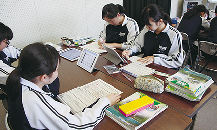 プリントした紙面をノートに貼り込み学習記録として保存