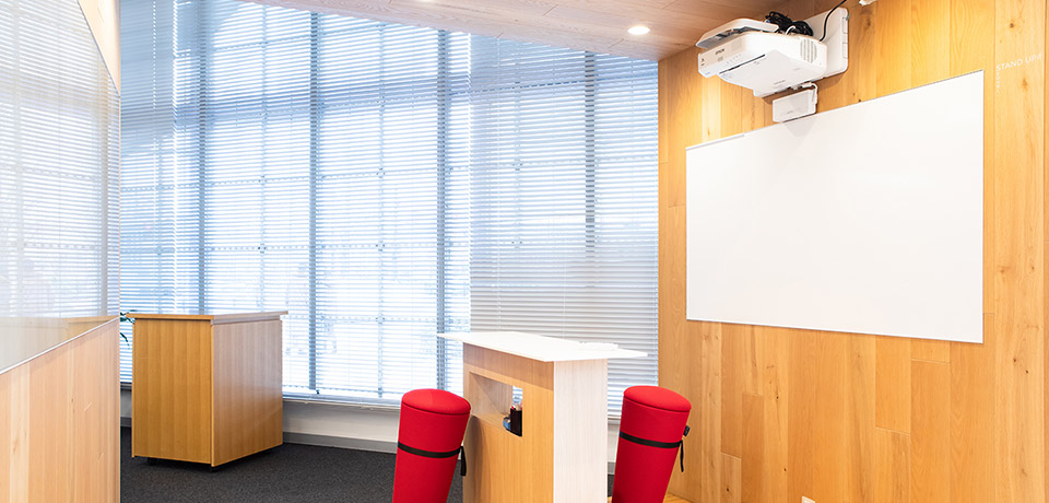 パーティションの低いオープンなミーティングスペースへの設置例