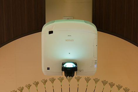 シャンデリアを避けながらプロジェクターを配置