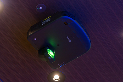 木目パネルの入った天井に配置されるプロジェクターには、黒筐体のEB-L1405Uを使用