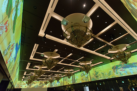 ホールの壁面上部への360度プロジェクションマッピングは、最大約300人のキャパシティーを持つホール全体の雰囲気作りに役立っている。