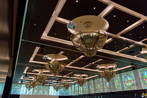 ホールの壁面上部への360度プロジェクションマッピングは、最大約300人のキャパシティーを持つホール全体の雰囲気作りに役立っている。