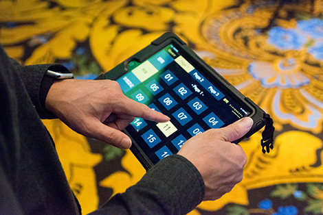 和と洋の映像を瞬時に切り替えたり、季節に合わせた映像を素早く呼び出したりでき操作もタブレットのタッチ操作で誰でも簡単に行える。