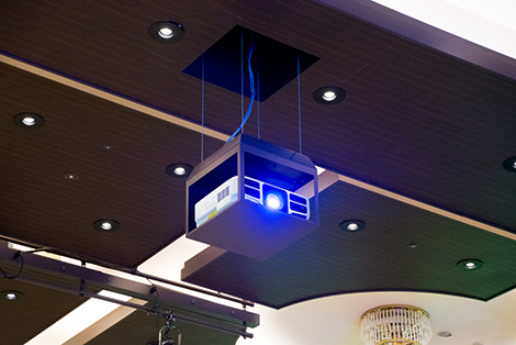 プロジェクションマッピング用のほか、天井格納式で通常投影用のプロジェクターも用意。最大約300インチでの投写が可能。