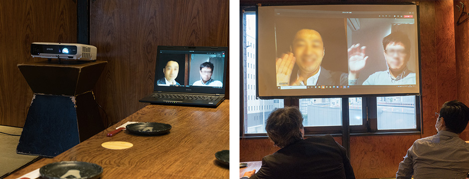 パソコンやスマートフォンなどをプロジェクターにつなぐだけで、簡単に大型画面でのオンライン飲み会が可能（左）。画面が大きく、多人数でも、各自が着席した状態で相手の表情まで見られる（右）。