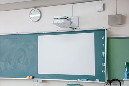 各教室にEB-685W 1台、マグネット式スクリーン、教師用端末を配置
