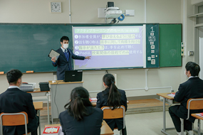 作業の始めに授業進行での注意事項をプロジェクターを使って生徒に説明