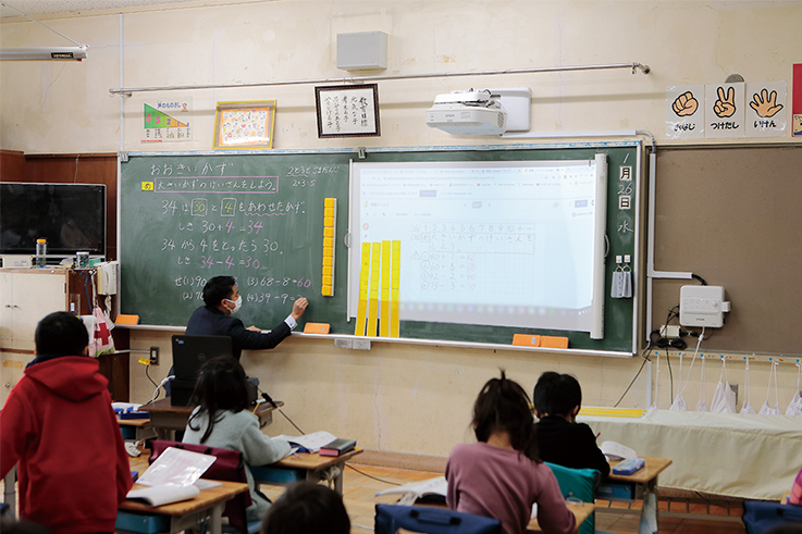 黒板の半分を板書、もう半分を電子黒板に使用して、効率の良い授業スタイルを構築