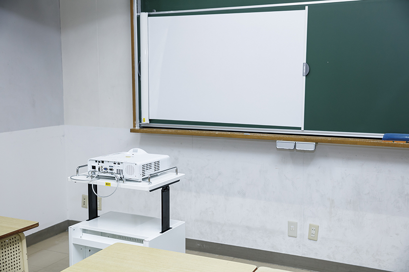 中等科小教室には、ワゴンで移動可能な据え置きタイプのEB-L200SW×3台を配置