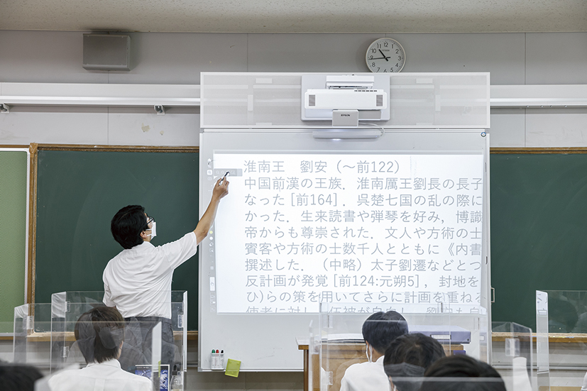 電子黒板の拡大機能を使うことで、細かい文字や複雑な漢字なども見易くできる