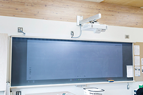 黒板上に壁付けでEB-1485FTを常設、ワイド画面で黒板全体をカバーできる