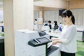 職員室内にLX-10050MFを設置、PCから直接カラー印刷やスキャンでのPDF化が可能