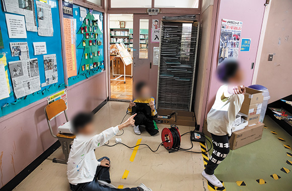 子供たちが授業に取り組む様子