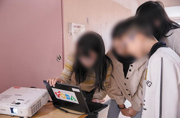 子供たちがパソコンに向かって授業に取り組む様子