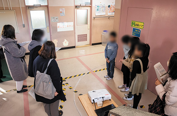 保護者たちが投影したものを見て感心する様子1