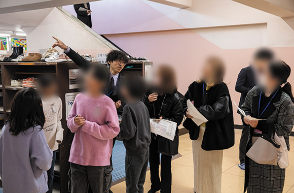 保護者たちが投影したものを見て感心する様子2