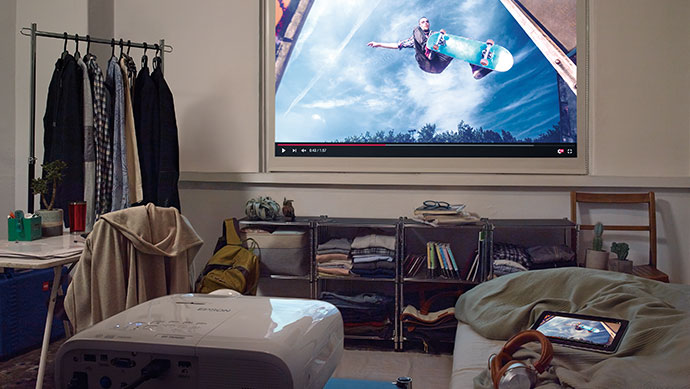 ❤スクリーンなしで映画館さながらのホームシアターが楽しめる♪❤プロジェクター 狭小ワンルームで美しすぎるシアターを実現！プロジェクターの