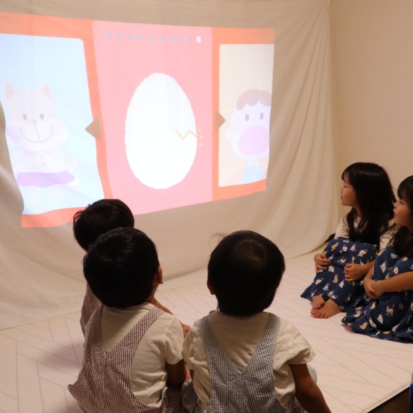 子どもたちがプロジェクターを楽しむ様子
