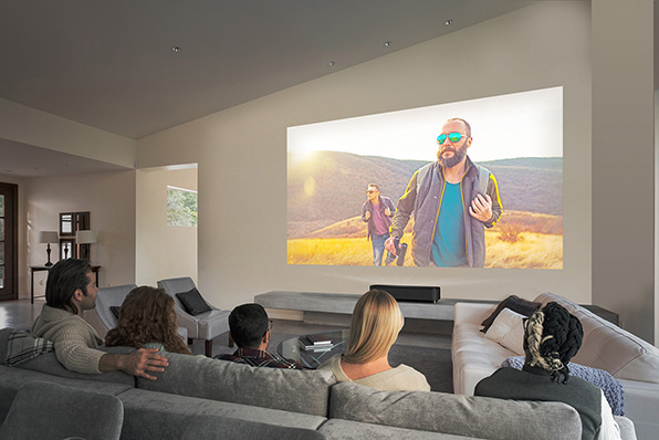 レーザー光源 4,000lm、明るいリビングで最大150インチの4K大画面