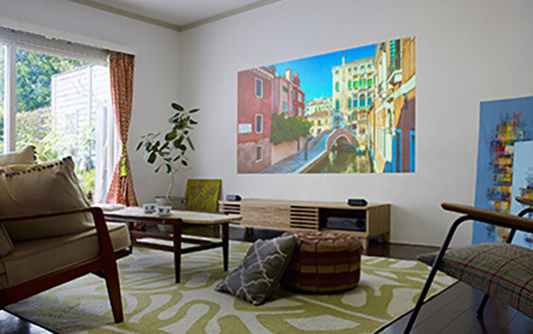 35,000:1の高いコントラスト比と2,800lmの明るさによる鮮明な映像