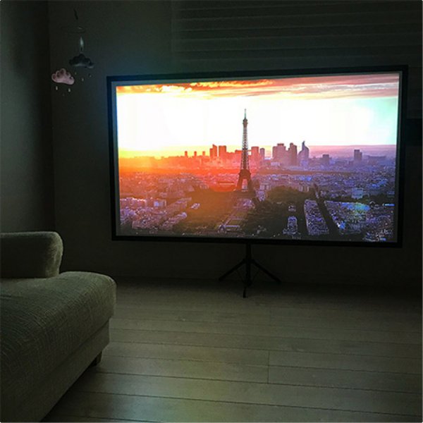 暗闇の中で映画を投写するイメージ