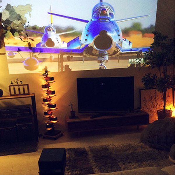 映画の飛行機登場シーンを投写するイメージ